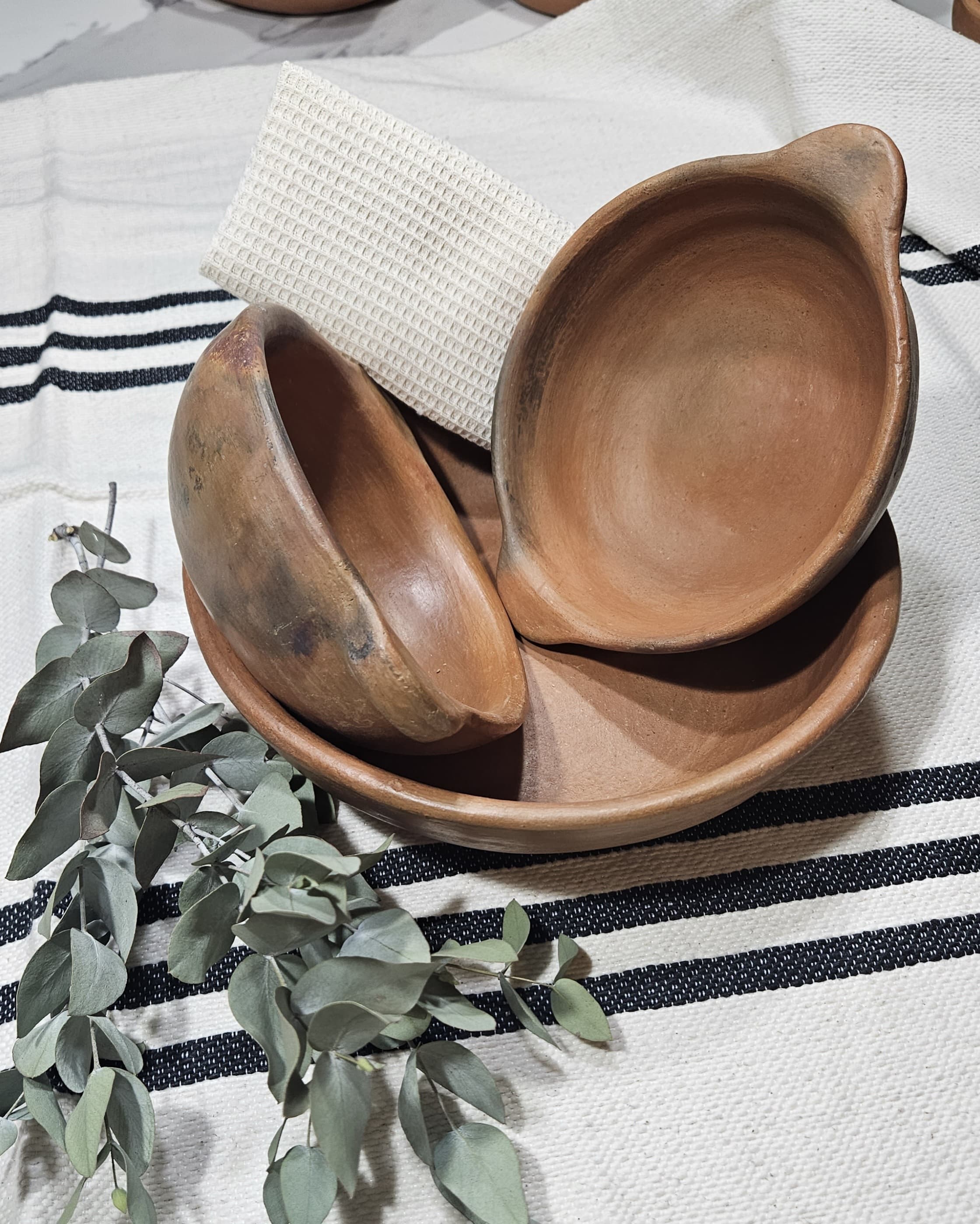 Fuente redonda con cazuelas