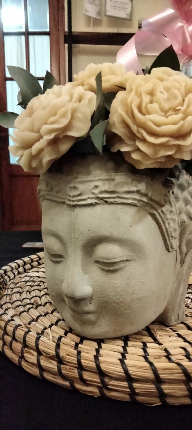 Maceta Buda en cemento con flores de cera
